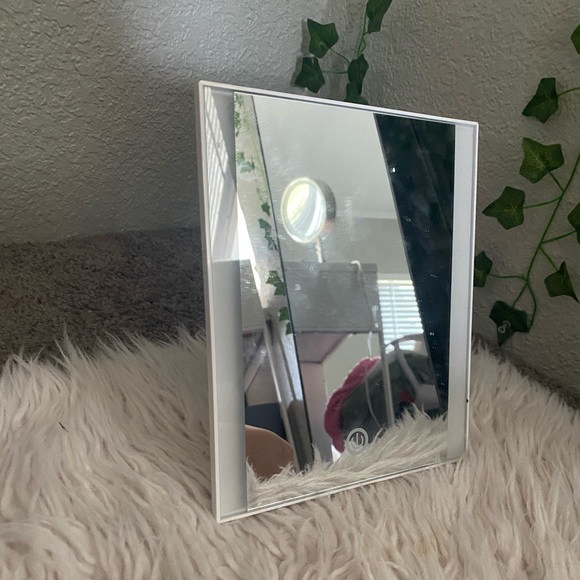 Small Foldable Vanity Mirror - Picture 4 of 4